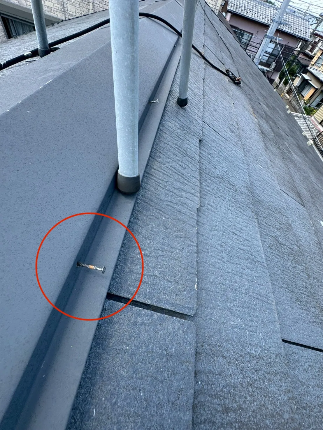 スレート屋根の棟板金で側面の固定釘が浮き始めた状態
