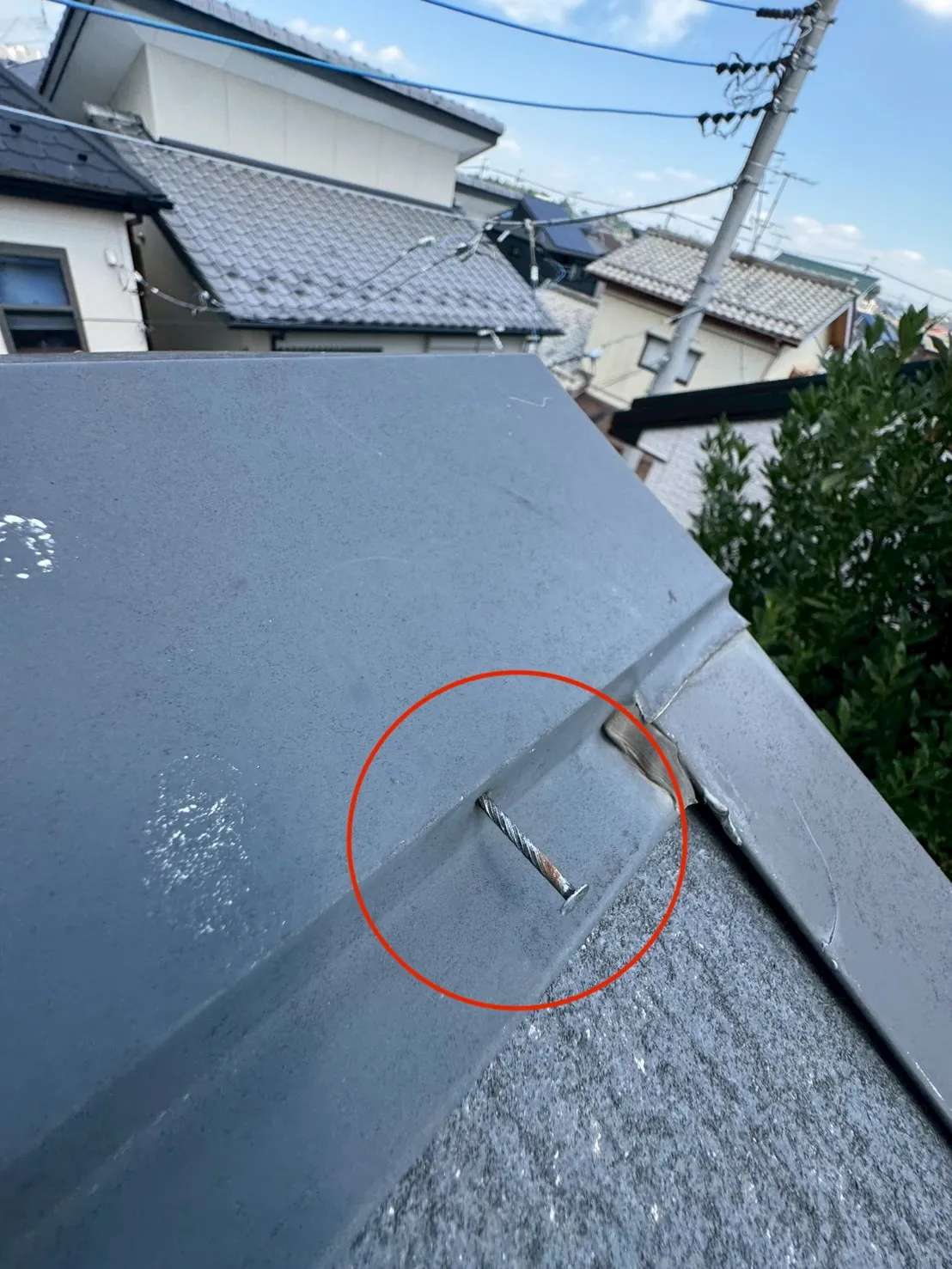 継ぎ目が開き固定釘が抜けかけた棟板金